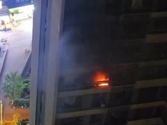 小區(qū)深夜起火 業(yè)主大聲呼喊提醒 緊急疏散避險
